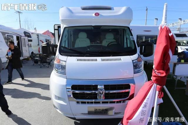 The Dodge chassis small roof RV is 3 meters high, and the layout is very unusual. The bathroom is separated from wet and dry, and can accommodate 4 people