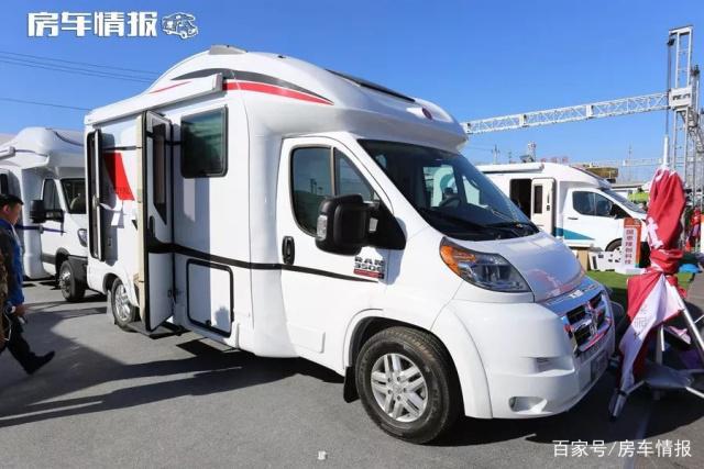 The Dodge chassis small roof RV is 3 meters high, and the layout is very unusual. The bathroom is separated from wet and dry, and can accommodate 4 people