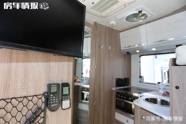 The Dodge chassis small roof RV is 3 meters high, and the layout is very unusual. The bathroom is separated from wet and dry, and can accommodate 4 people