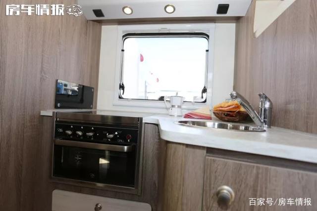 The Dodge chassis small roof RV is 3 meters high, and the layout is very unusual. The bathroom is separated from wet and dry, and can accommodate 4 people