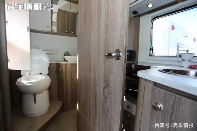 The Dodge chassis small roof RV is 3 meters high, and the layout is very unusual. The bathroom is separated from wet and dry, and can accommodate 4 people