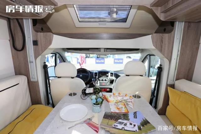 The Dodge chassis small roof RV is 3 meters high, and the layout is very unusual. The bathroom is separated from wet and dry, and can accommodate 4 people