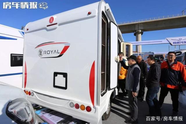 The Dodge chassis small roof RV is 3 meters high, and the layout is very unusual. The bathroom is separated from wet and dry, and can accommodate 4 people