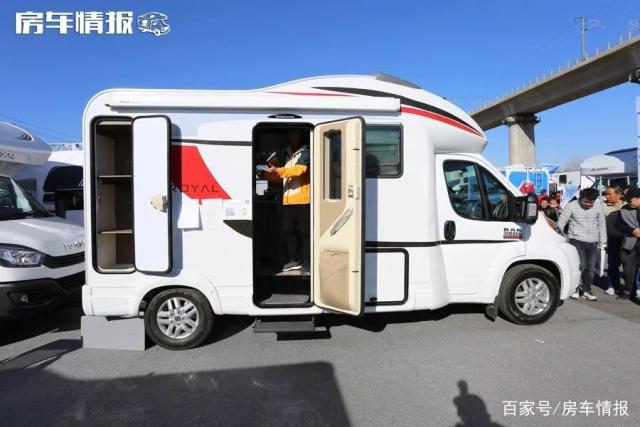 The Dodge chassis small roof RV is 3 meters high, and the layout is very unusual. The bathroom is separated from wet and dry, and can accommodate 4 people