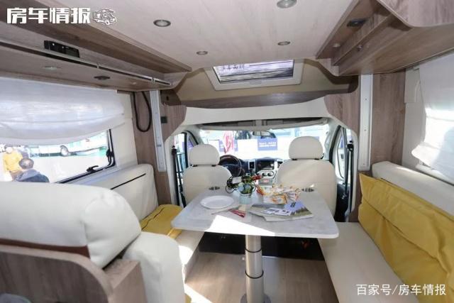 The Dodge chassis small roof RV is 3 meters high, and the layout is very unusual. The bathroom is separated from wet and dry, and can accommodate 4 people