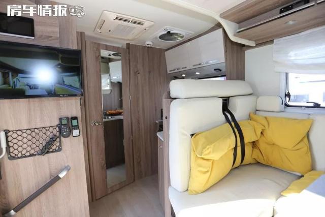 The Dodge chassis small roof RV is 3 meters high, and the layout is very unusual. The bathroom is separated from wet and dry, and can accommodate 4 people