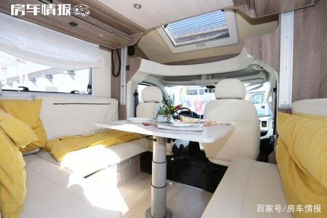 The Dodge chassis small roof RV is 3 meters high, and the layout is very unusual. The bathroom is separated from wet and dry, and can accommodate 4 people