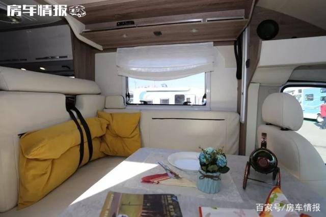 The Dodge chassis small roof RV is 3 meters high, and the layout is very unusual. The bathroom is separated from wet and dry, and can accommodate 4 people