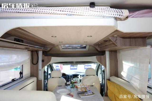 The Dodge chassis small roof RV is 3 meters high, and the layout is very unusual. The bathroom is separated from wet and dry, and can accommodate 4 people