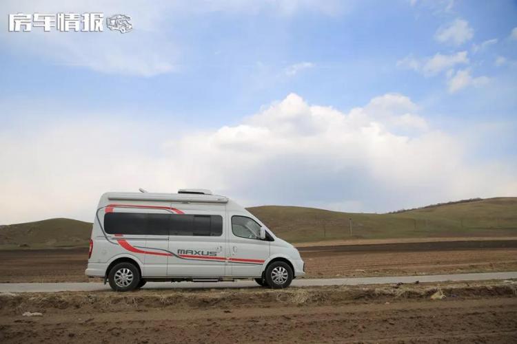 thrilling! The female driver was driving alone in a prairie caravan, but something happened on the first day, and she wanted to cry but had no tears