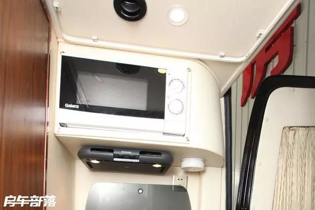 The well-designed long-axle Chase chassis B-type RV can sleep 6 people and has a KTV