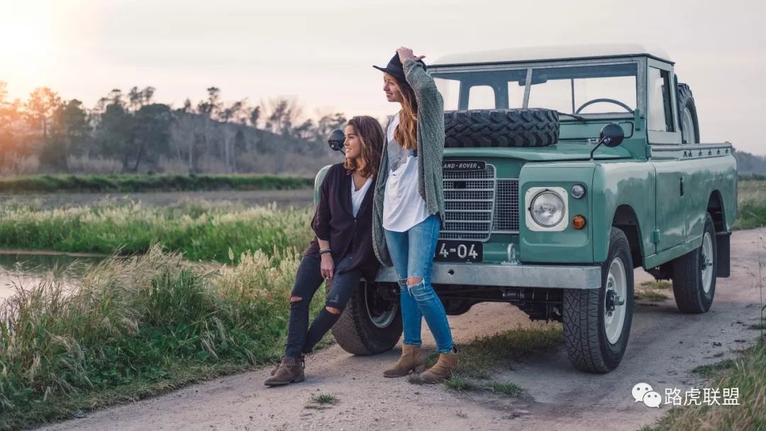 Beautiful but not coquettish, gorgeous but not vulgar, the girl playing with Land Rover is so fresh and refined