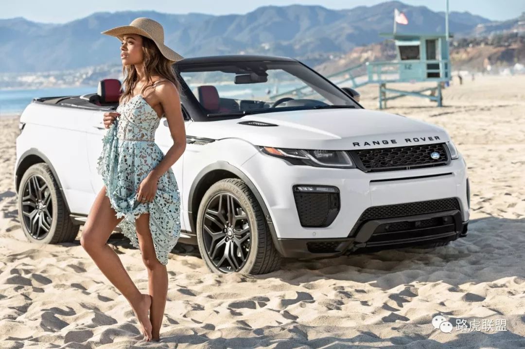 Beautiful but not coquettish, gorgeous but not vulgar, the girl playing with Land Rover is so fresh and refined