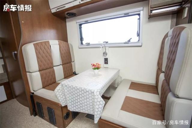 The Chase caravan that easily sleeps 5 people is still designed with a small roof, and the kitchen configuration is impressive!
