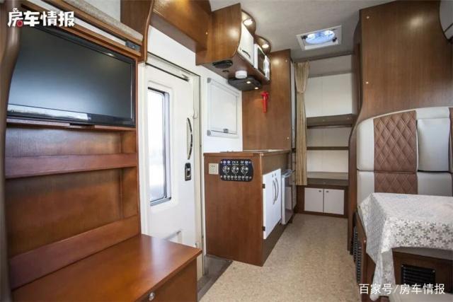 The Chase caravan that easily sleeps 5 people is still designed with a small roof, and the kitchen configuration is impressive!