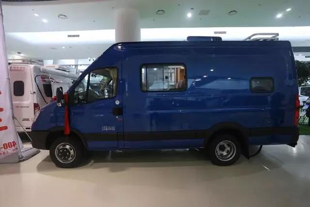 [New car] Iveco chassis with automatic transmission B-type RV with lift bed
