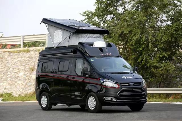 The raised roof of this B-type motorhome is different, but the space is indeed spacious