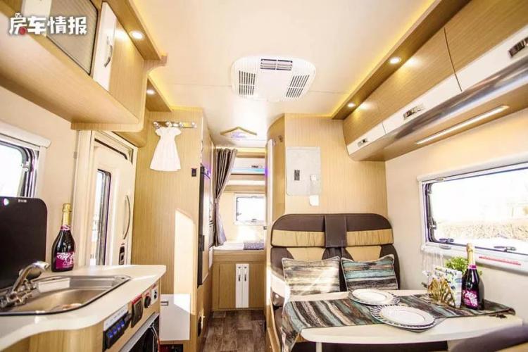 This small forehead RV is suitable for a family of four. It has a large space and an expanded interior design, which is very distinctive!