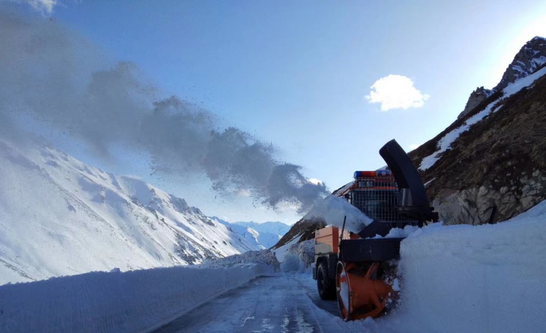News丨The snow pushing work on Duku Highway has entered the final stage and is expected to open in early June