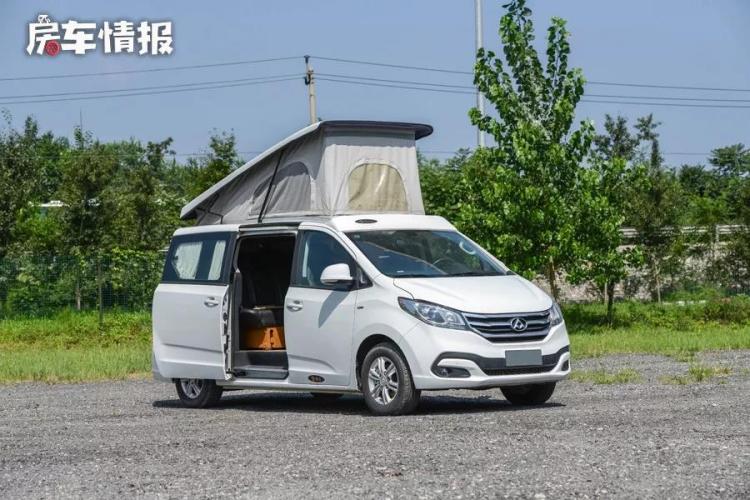 Young people can also buy a RV, an MPV with a price of more than 200,000 yuan, with a roof that can be changed into a bed, and can go down to the basement!