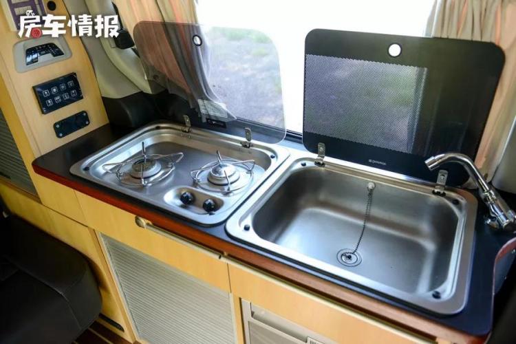Young people can also buy a RV, an MPV with a price of more than 200,000 yuan, with a roof that can be changed into a bed, and can go down to the basement!