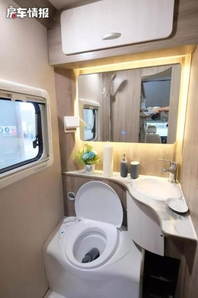Iveco's double-expanded caravan can accommodate 5 people without crowding, the bathroom is very spacious, and the independent shower is very convenient!
