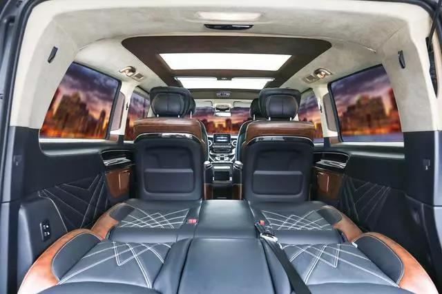 A large 7-seater MPV with a certain function of a caravan, can meet guests and rest, and has a high utilization rate