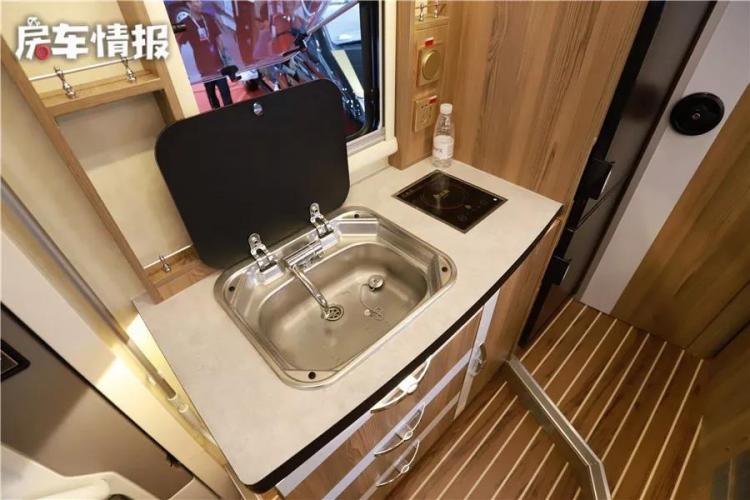 This RV is equipped with 600Ah lithium battery, which can meet the needs of 6 people, and there is a drum washing machine in the bathroom