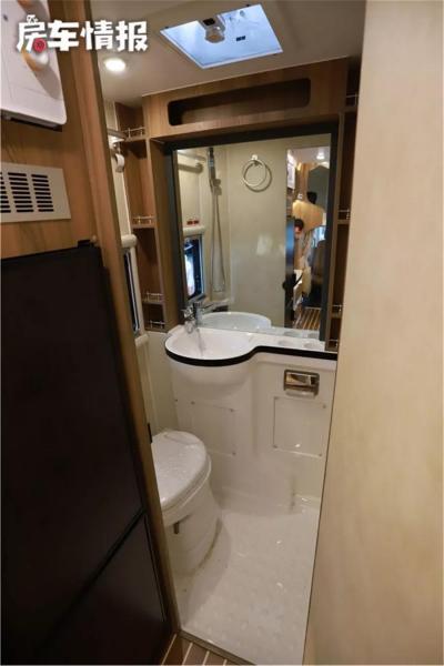 This RV is equipped with 600Ah lithium battery, which can meet the needs of 6 people, and there is a drum washing machine in the bathroom