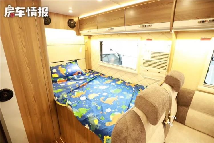 This RV is equipped with 600Ah lithium battery, which can meet the needs of 6 people, and there is a drum washing machine in the bathroom