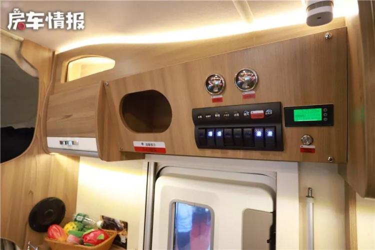 This RV is equipped with 600Ah lithium battery, which can meet the needs of 6 people, and there is a drum washing machine in the bathroom