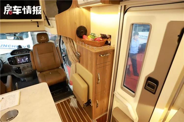 This RV is equipped with 600Ah lithium battery, which can meet the needs of 6 people, and there is a drum washing machine in the bathroom