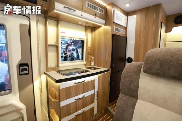 This RV is equipped with 600Ah lithium battery, which can meet the needs of 6 people, and there is a drum washing machine in the bathroom