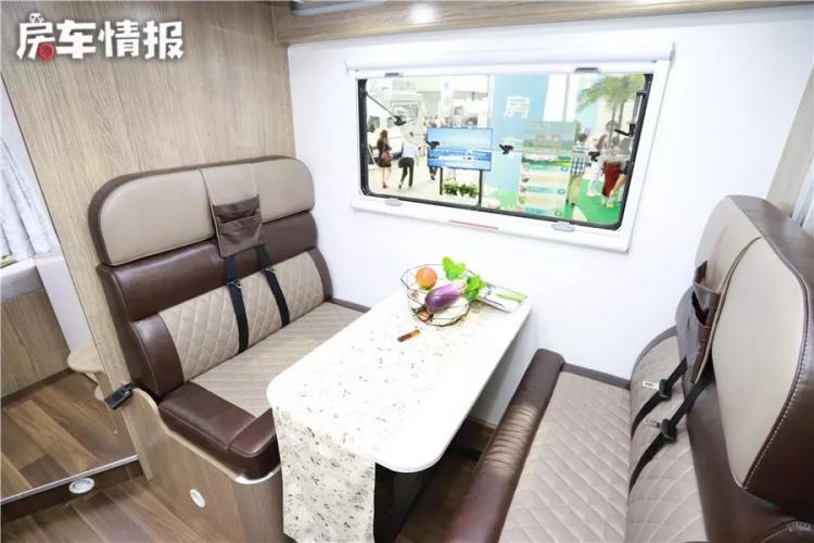 The T-shaped RV is not afraid of the city's height limit, and it still has automatic transmission. The space is not small. 3 beds, 5 people can easily live in it
