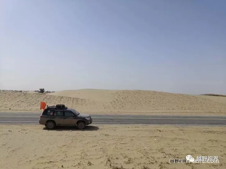 Travel through the beautiful Xinjiang and challenge the desert no-man's land