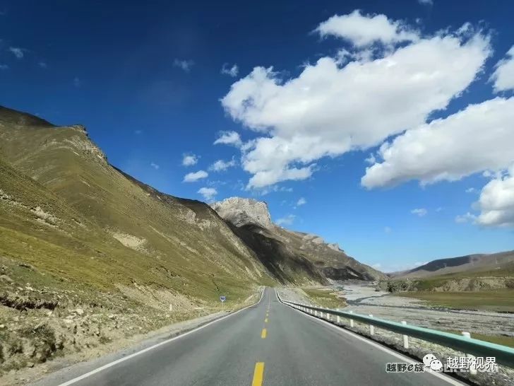 Travel through the beautiful Xinjiang and challenge the desert no-man's land