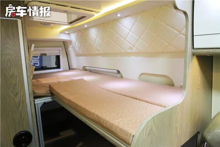 This RV is suitable for 3 people traveling on and off the bed, free from the trouble of height limit or automatic transmission!