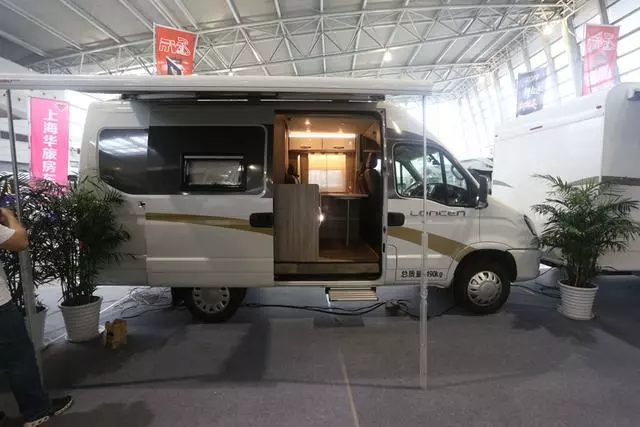 Make a fuss about the three-dimensional space and take a real shot of the Iveco chassis B-type RV with 2 double beds