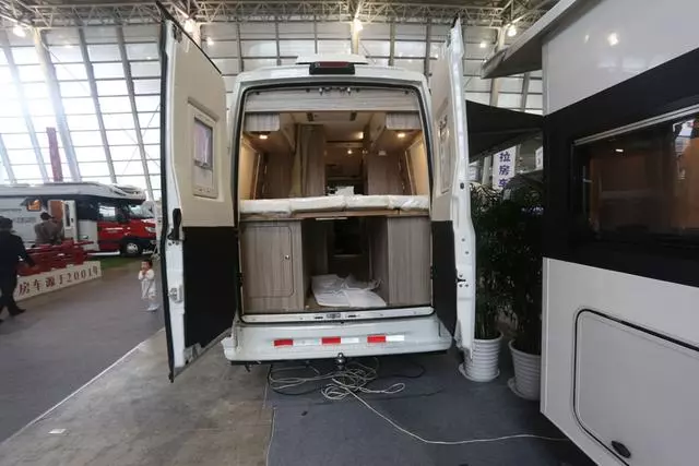 Make a fuss about the three-dimensional space and take a real shot of the Iveco chassis B-type RV with 2 double beds