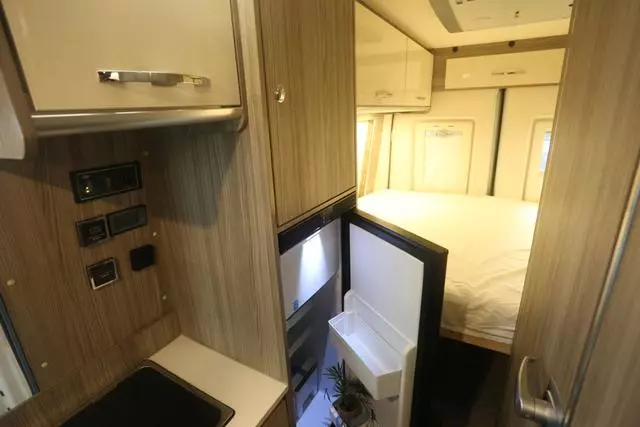 Make a fuss about the three-dimensional space and take a real shot of the Iveco chassis B-type RV with 2 double beds