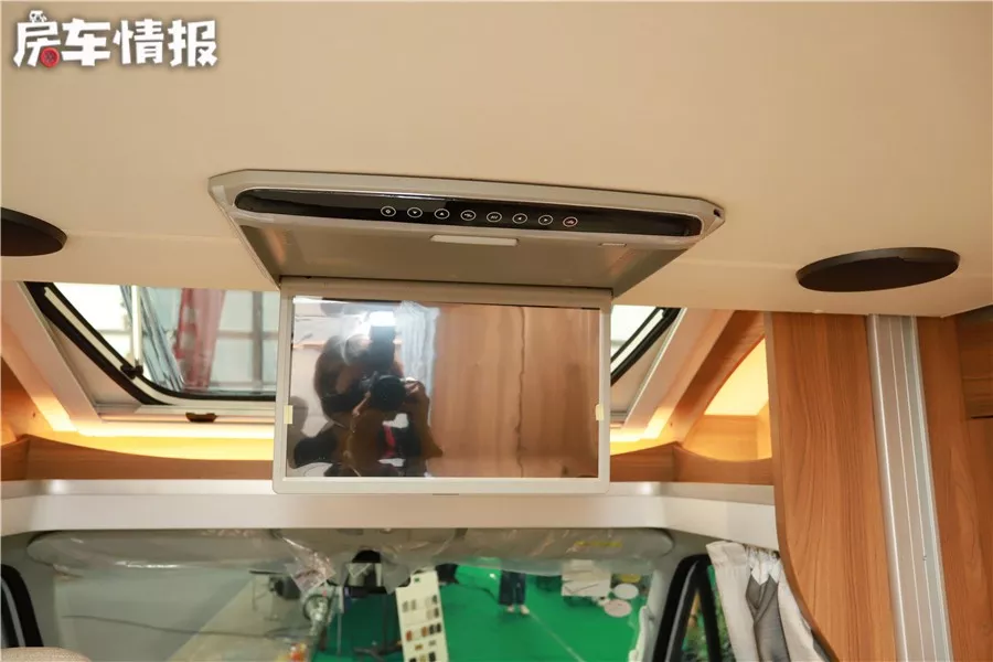 Built on the Iveco chassis, the small roof is designed for four people to travel through a good electric bed, and it is still automatic