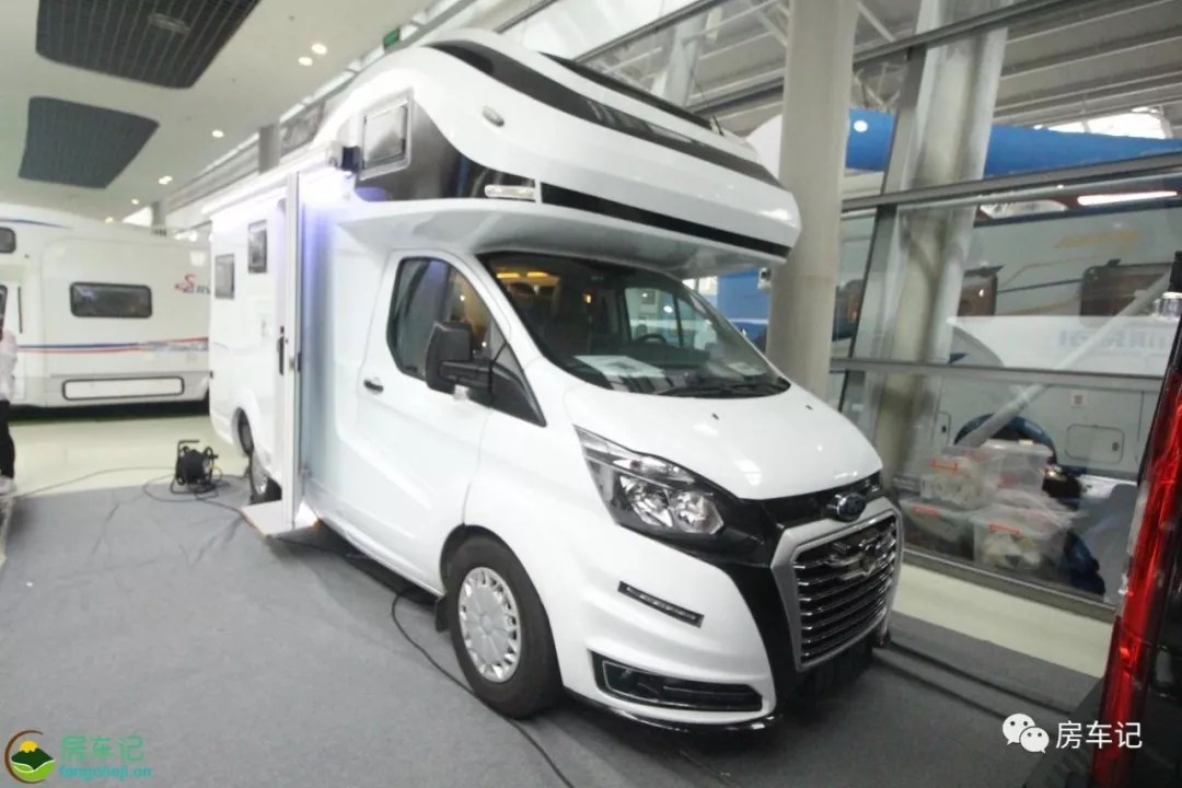 It adopts Ford original automatic transmission, and the interior style is high-end and comfortable. The real shot of the new Transit C-type RV!
