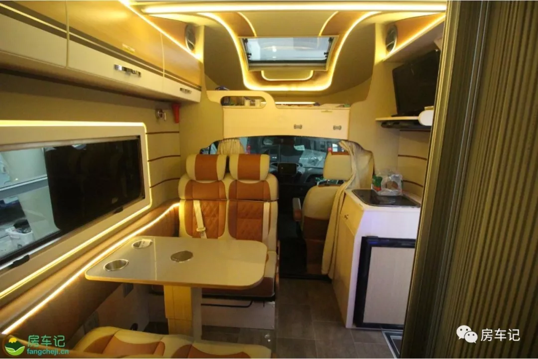 It adopts Ford original automatic transmission, and the interior style is high-end and comfortable. The real shot of the new Transit C-type RV!