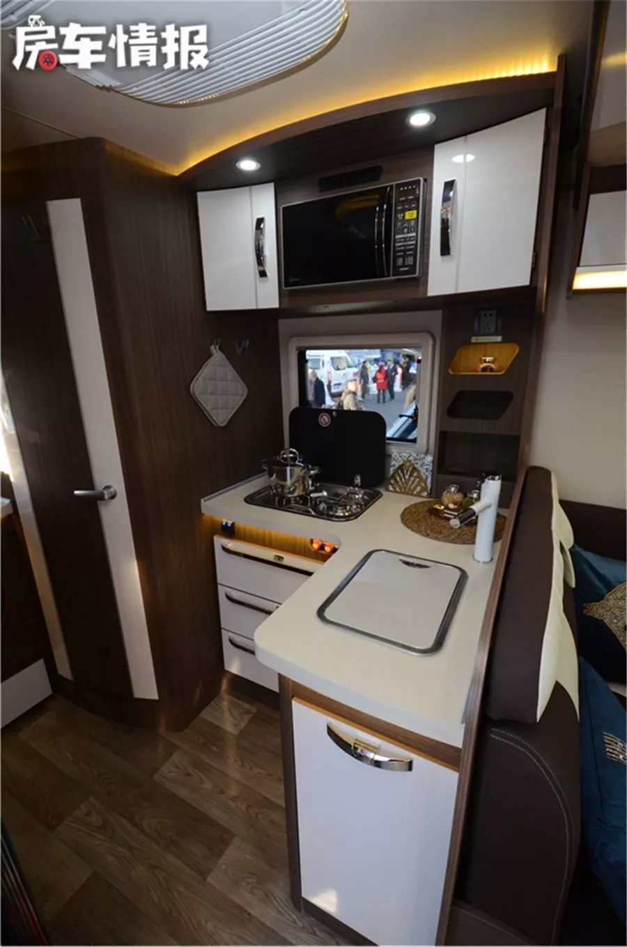 This C-type RV Ford chassis creates a reception area for 7 people, and the small forehead design is also convenient for urban commuting
