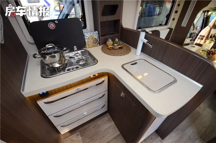 This C-type RV Ford chassis creates a reception area for 7 people, and the small forehead design is also convenient for urban commuting