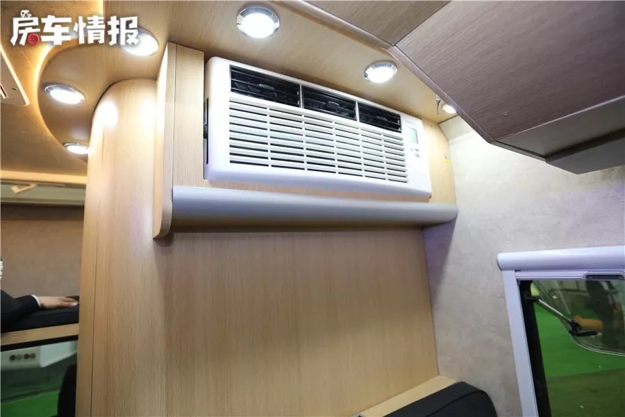 A small forehead can also be filled with rich configurations! This RV is flexible in operation and can accommodate 6 people with bunk beds