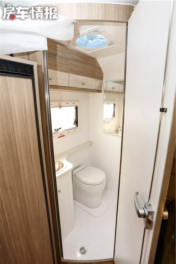 This Iveco RV can accommodate 5 people, with rich configurations and can be driven without additional C2