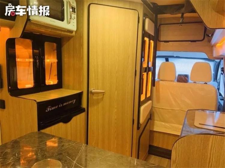 The design of this B-type RV is a bit interesting. It can accommodate 2 people on the roof. The price is not high and it can be driven daily.