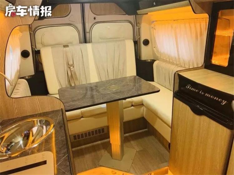 The design of this B-type RV is a bit interesting. It can accommodate 2 people on the roof. The price is not high and it can be driven daily.