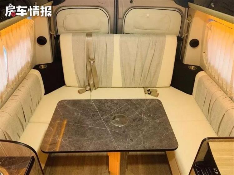 The design of this B-type RV is a bit interesting. It can accommodate 2 people on the roof. The price is not high and it can be driven daily.